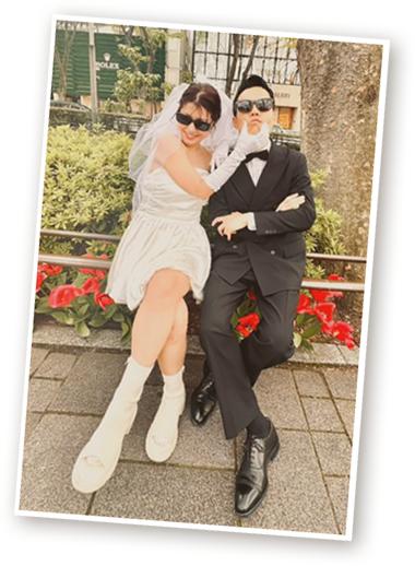 サングラスをつけたふざけ合う花嫁と花婿